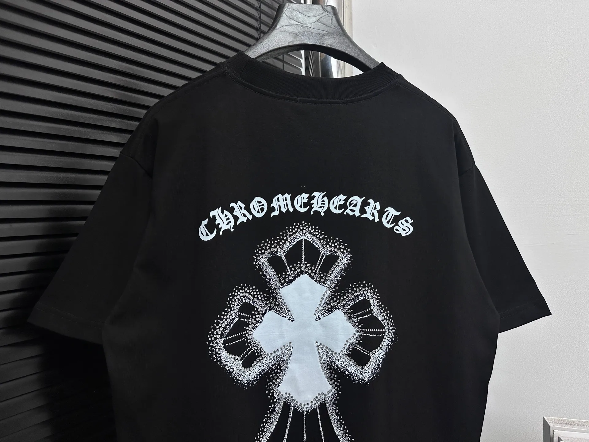 🅿️190 [ChromeHearts] ChromeHearts 25ss round neck T-shirt Original fabric Official same style Short-sleeved T-shirt Customized 260g same vat dyed fabric Very comfortable to the touch Latest brick cabinet synchronization for spring and summer Fashionable and personalized Super versatile and good-looking Very suitable for both men and women A must-have item Tag Collar label Washed wheat Complete with three standards Color: Black White Size: XS-L